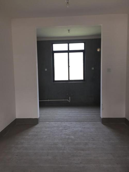 和资质证书,装修方案等相关材料,与物业公司签订住宅室内装饰装修管理
